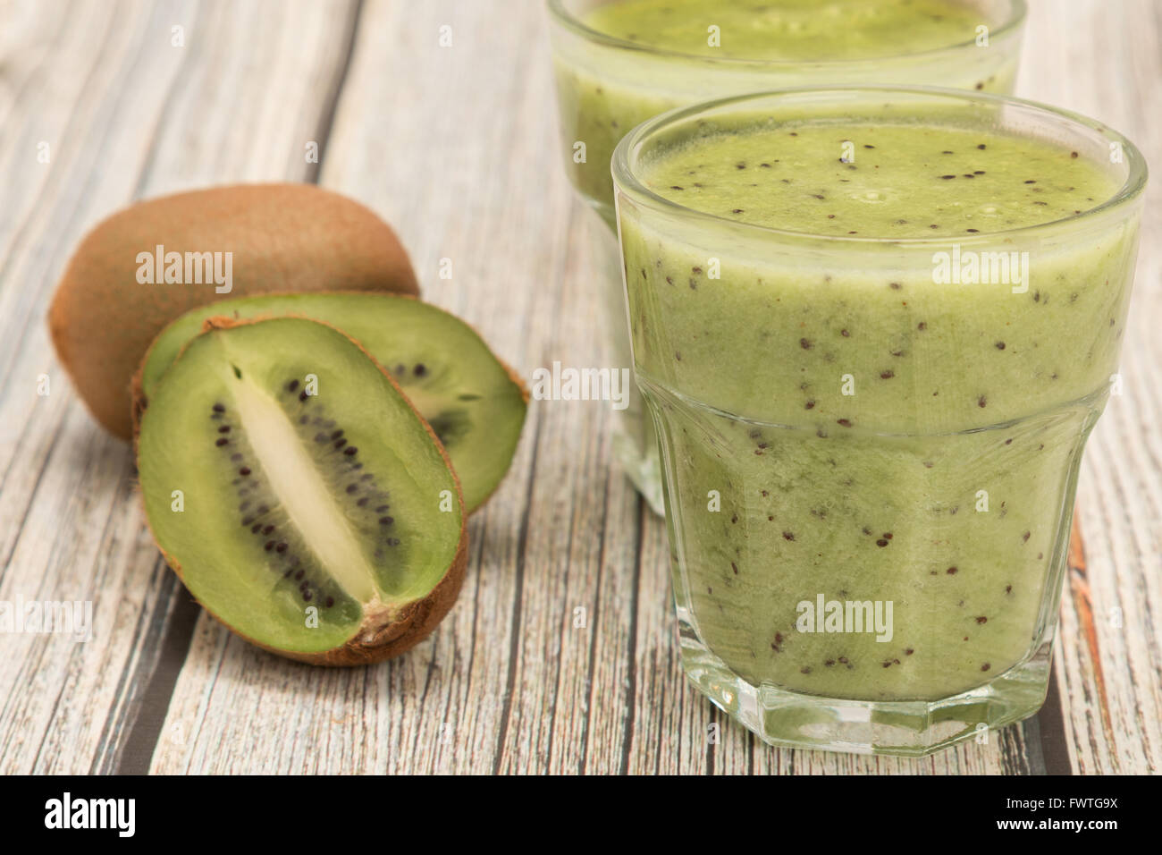 Kiwi freschi drink smoothie - studio shot Foto Stock