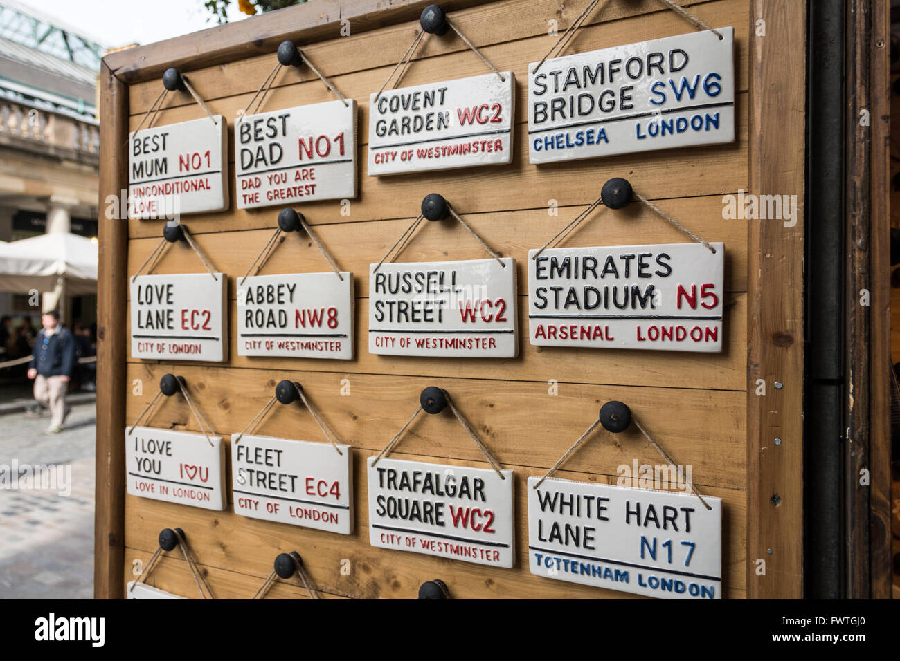 Famosi cartelli stradali di Londra per i turisti in vendita a Covent Garden, Londra, Inghilterra, Regno Unito Foto Stock