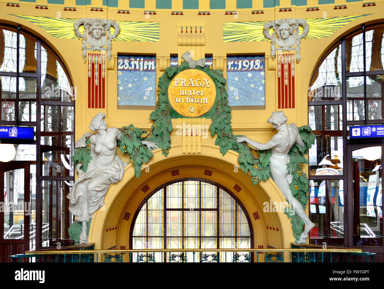 Praga, Repubblica Ceca. La principale stazione ferroviaria / Hlavni nadrazi (1871) di Art Nouveau interno Foto Stock