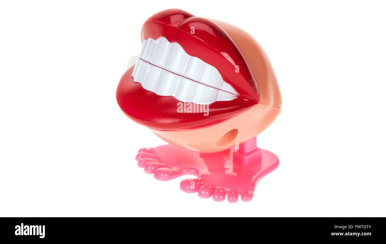 Sorridente denti di chattering giocattolo con grosse labbra - sfondo bianco Foto Stock