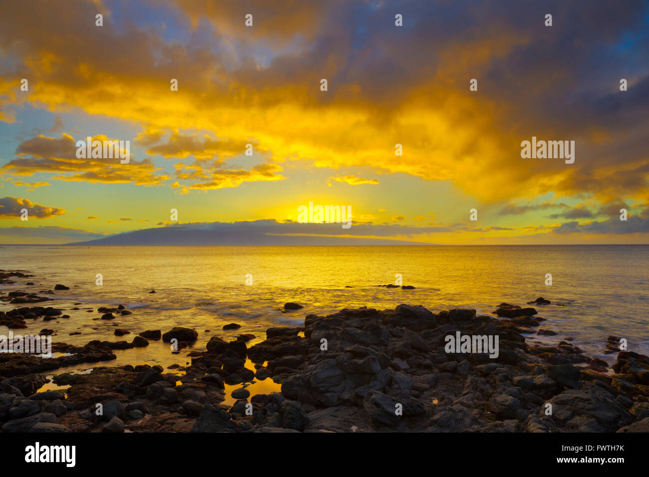 Lanai al tramonto visto da Maui Foto Stock