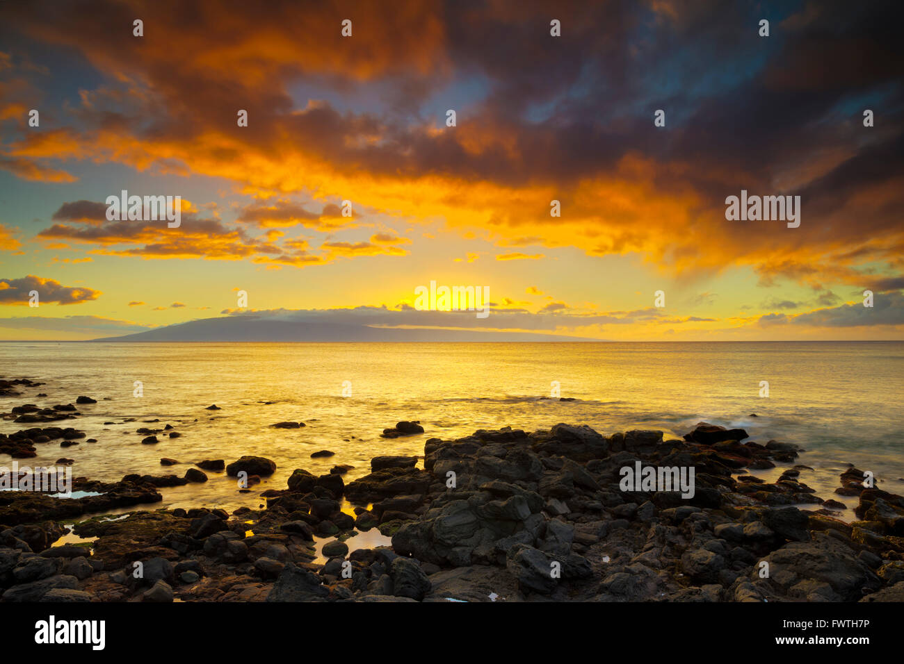 Lanai al tramonto visto da Maui Foto Stock