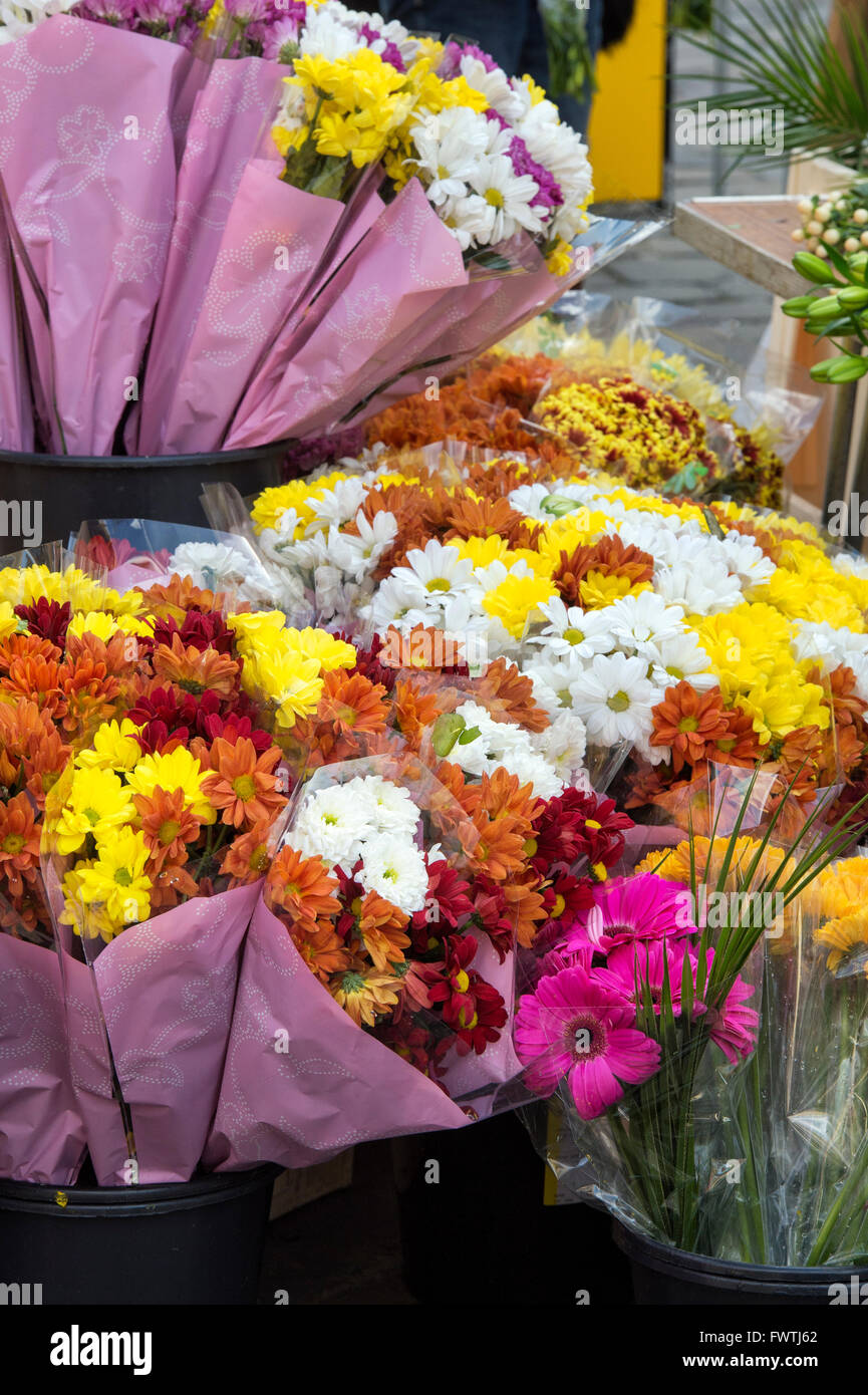 Mazzi di fiori per la vendita su un mercato in stallo. Pozzetti, Somerset, Inghilterra Foto Stock