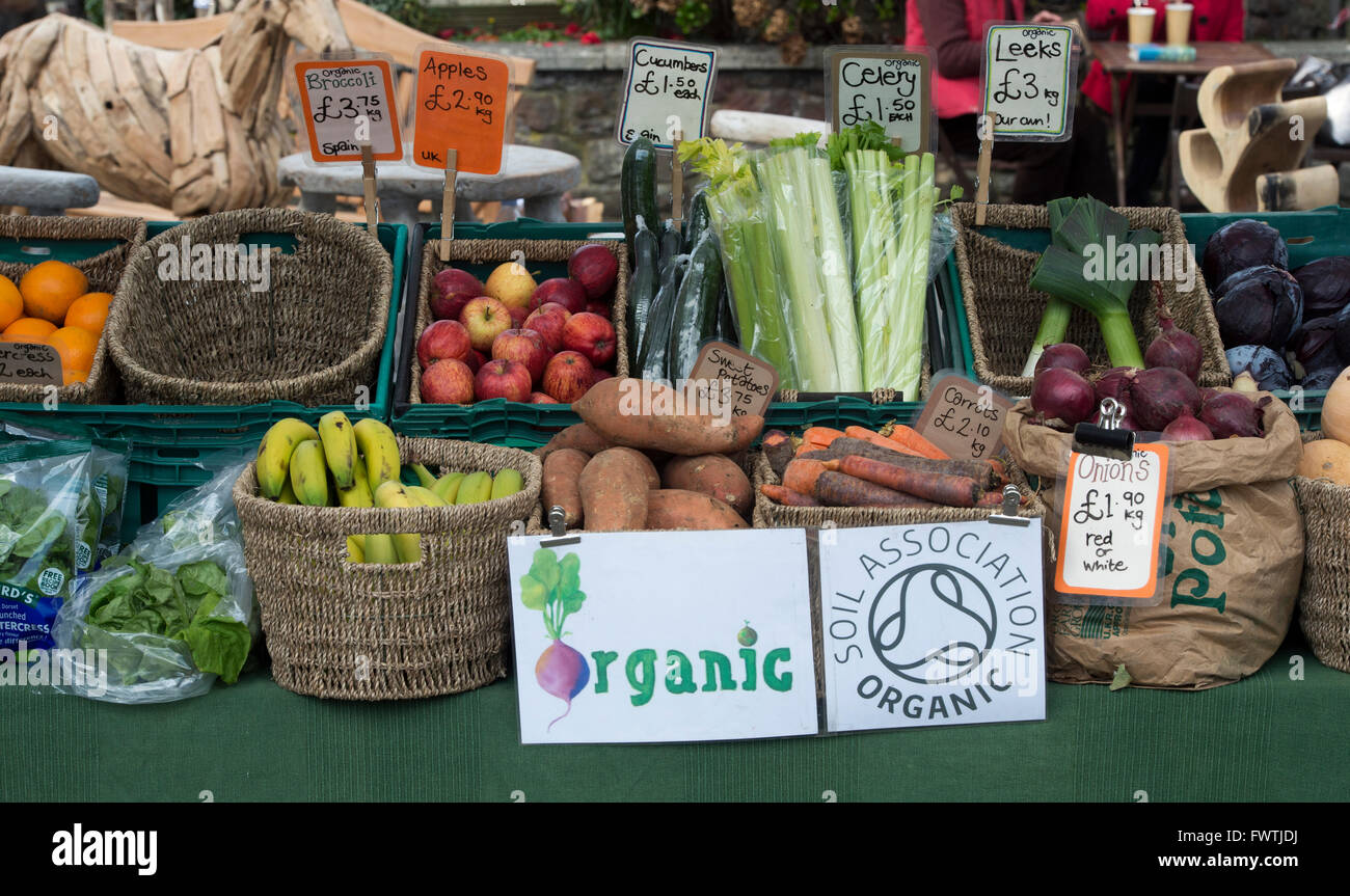 Organici di mercato di frutta e verdura in stallo. Pozzetti, Somerset, Inghilterra Foto Stock