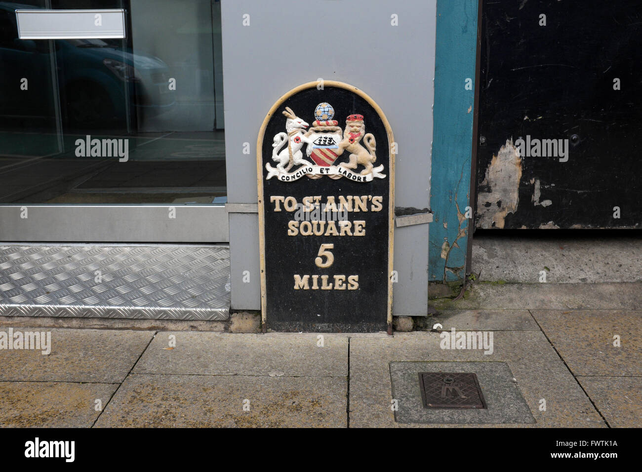 Un miglio marcatore indicante che è a 5 miglia a St Ann's Square nel centro di Manchester Foto Stock