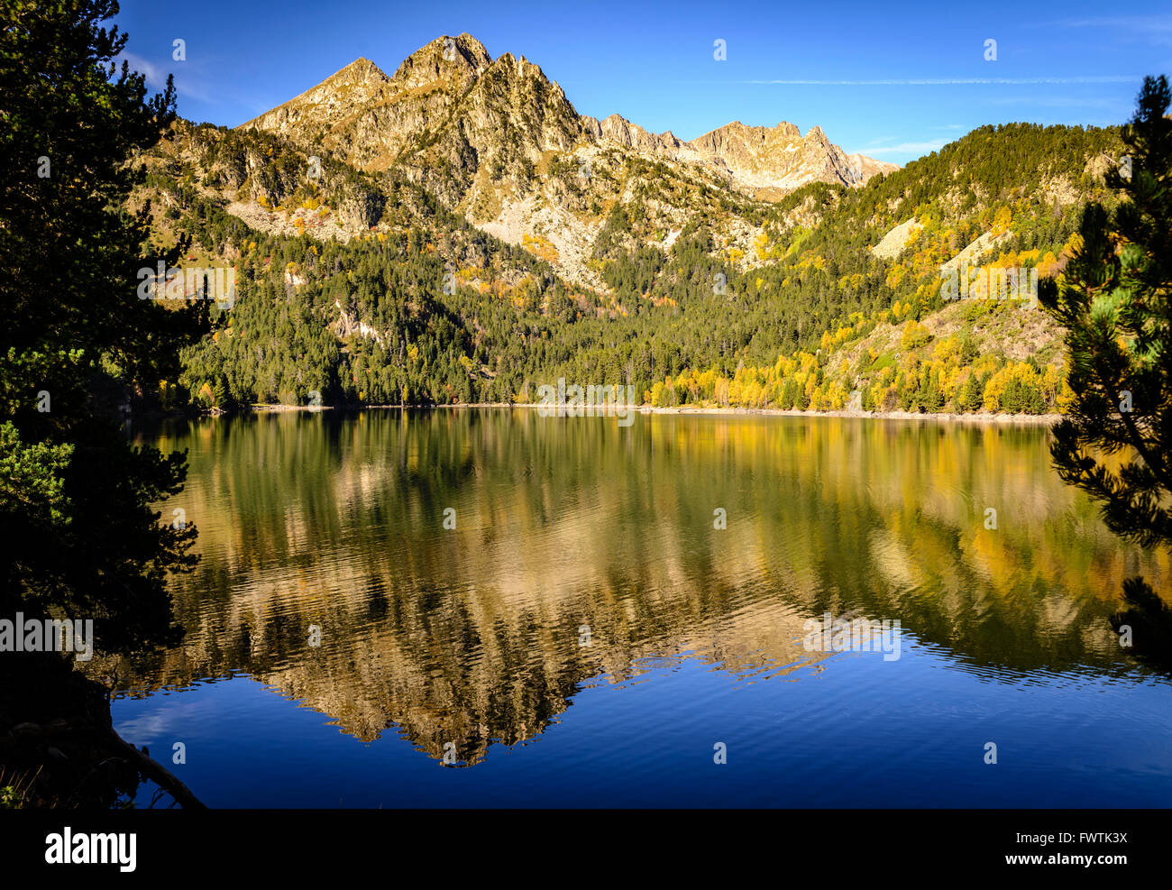 Alte montagne che si riflettono in uno specchio come il lago in autunno. Foto Stock