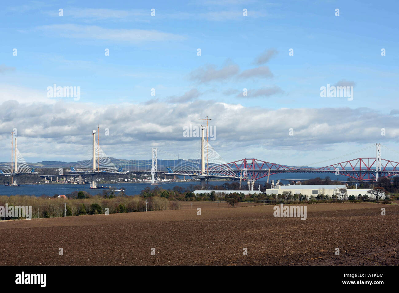 Edimburgo, Scozia, Regno Unito, 06 Aprile, 2016. Il nuovo Queensferry attraversando ponte stradale attraverso il Forth Estuary visto f Foto Stock