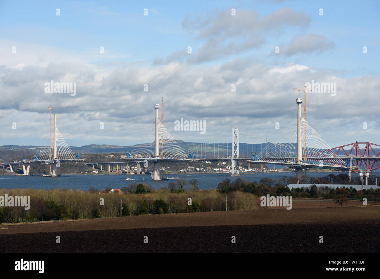 Edimburgo, Scozia, Regno Unito, 06 Aprile, 2016. Il nuovo Queensferry attraversando ponte stradale attraverso il Forth Estuary visto f Foto Stock