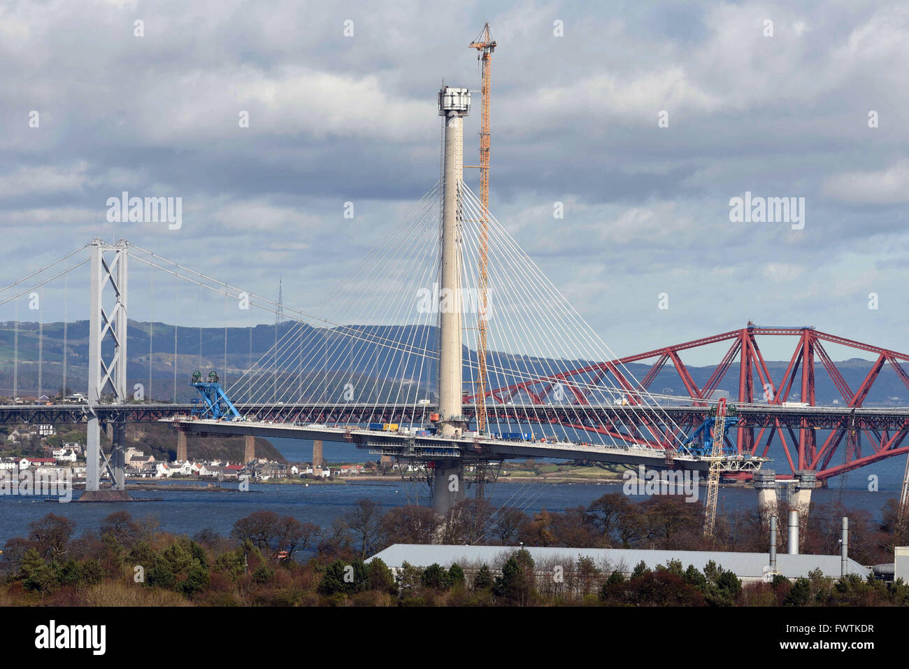 Edimburgo, Scozia, Regno Unito, 06 Aprile, 2016. Il nuovo Queensferry attraversando ponte stradale attraverso il Forth Estuary visto f Foto Stock