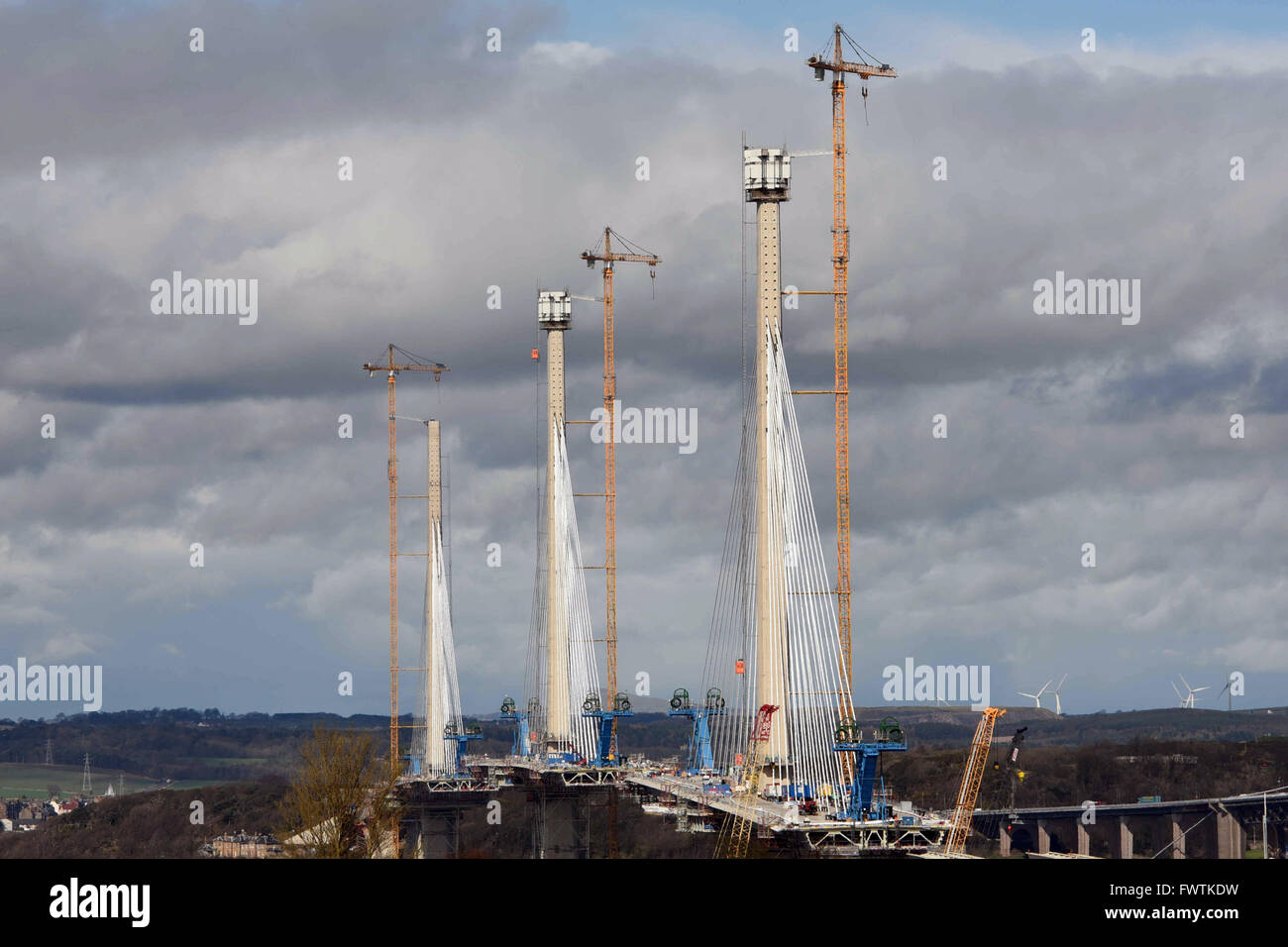 Edimburgo, Scozia, Regno Unito, 06 Aprile, 2016. Il nuovo Queensferry attraversando ponte stradale attraverso il Forth Estuary visto f Foto Stock