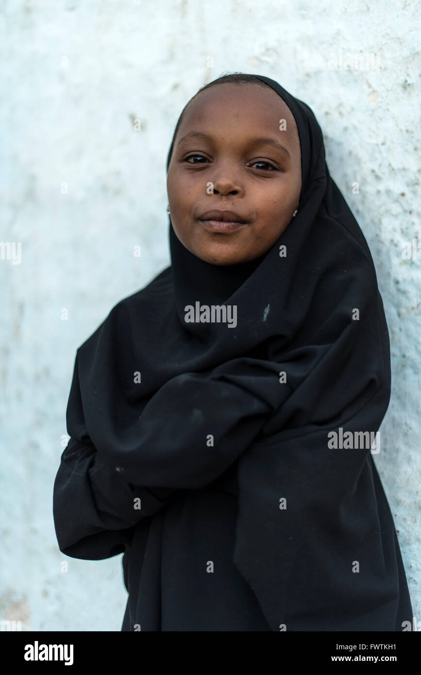 Ragazza giovane indossando vestiti tradizionali Harar, Etiopia, Africa Foto Stock