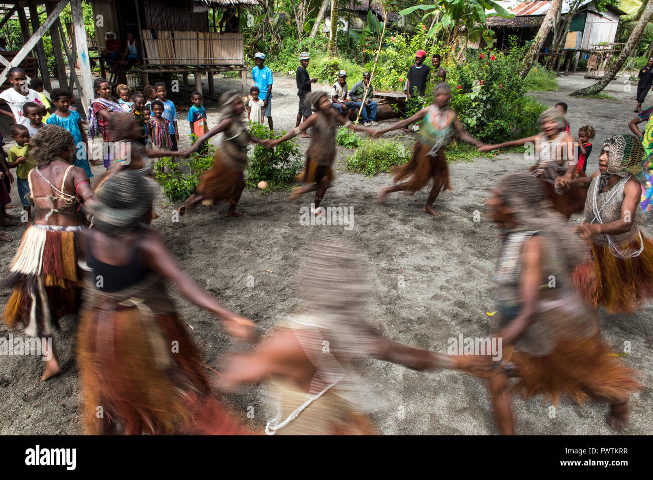 Ballerini locali di donne di eseguire una danza tradizionale Lababia, Papua Nuova Guinea Foto Stock