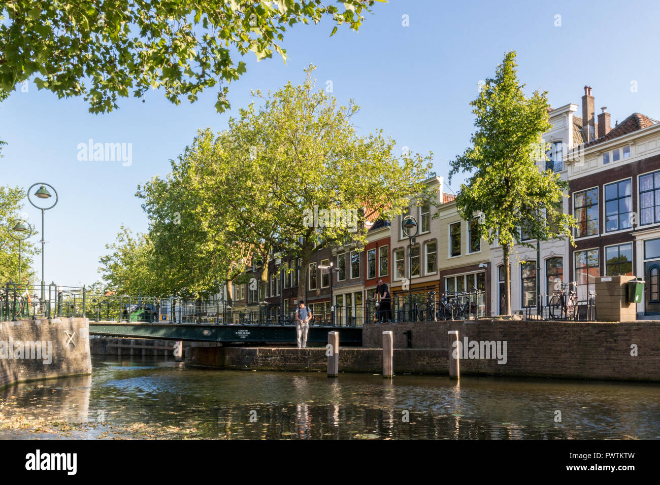 Canal ponte sul fiume Gouwe nella città di Gouda, South Holland, Paesi Bassi Foto Stock