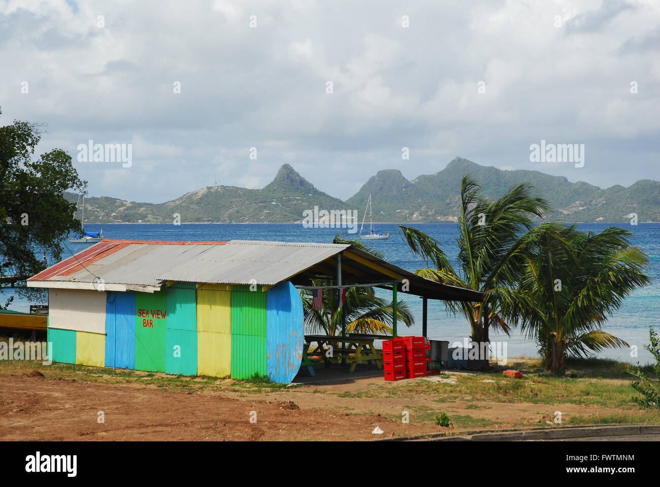Caraibi, isole Windward, St Vincent e Grenadine, Mayreau, Soluzione Salina Bay Beach Bar, vista da Union Island Foto Stock