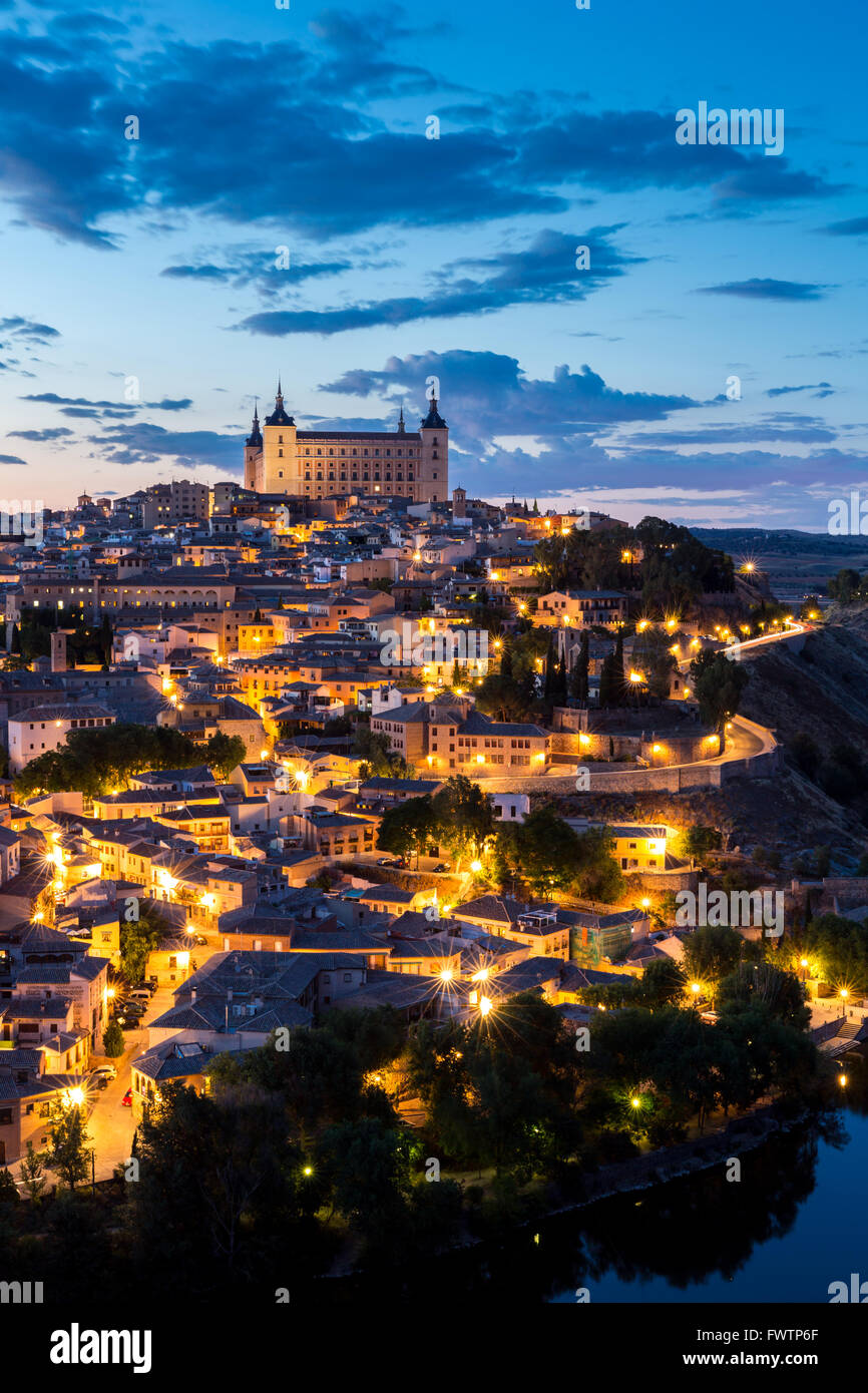 Toledo Cityscape con Alcazar al crepuscolo in Madrid Spagna Foto Stock