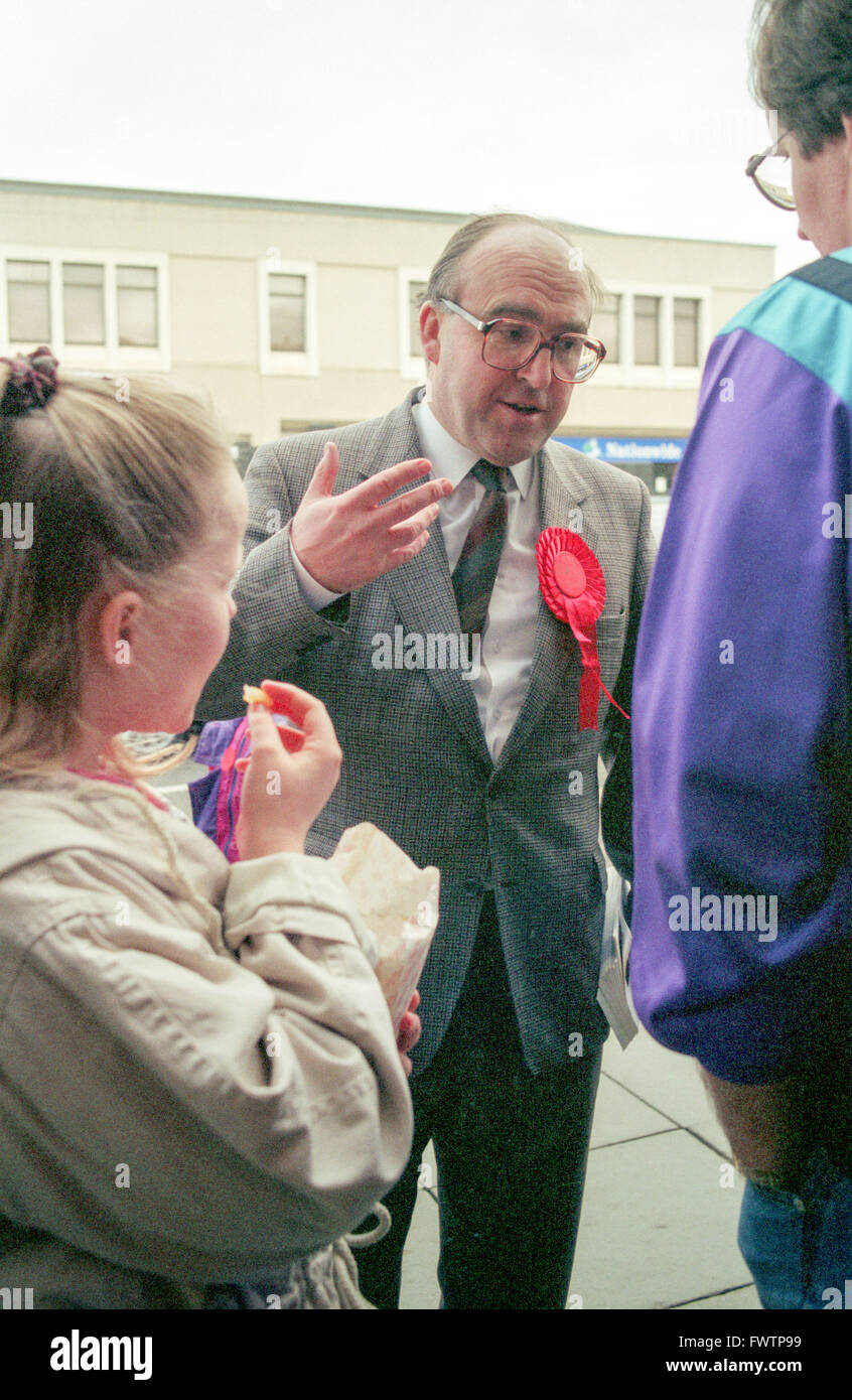 Ex leader laburista John Smith mp campagne nella sua Monklands est circoscrizione elettorale durante le elezioni generali del 1992. Foto Stock