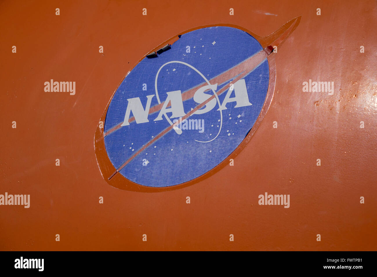 Il peeling NASA Logo sul Douglas F5D Skylancer Jet volato da Neil Armstrong al di fuori del suo museo dell'aria e dello Spazio In Wapakoneta Foto Stock