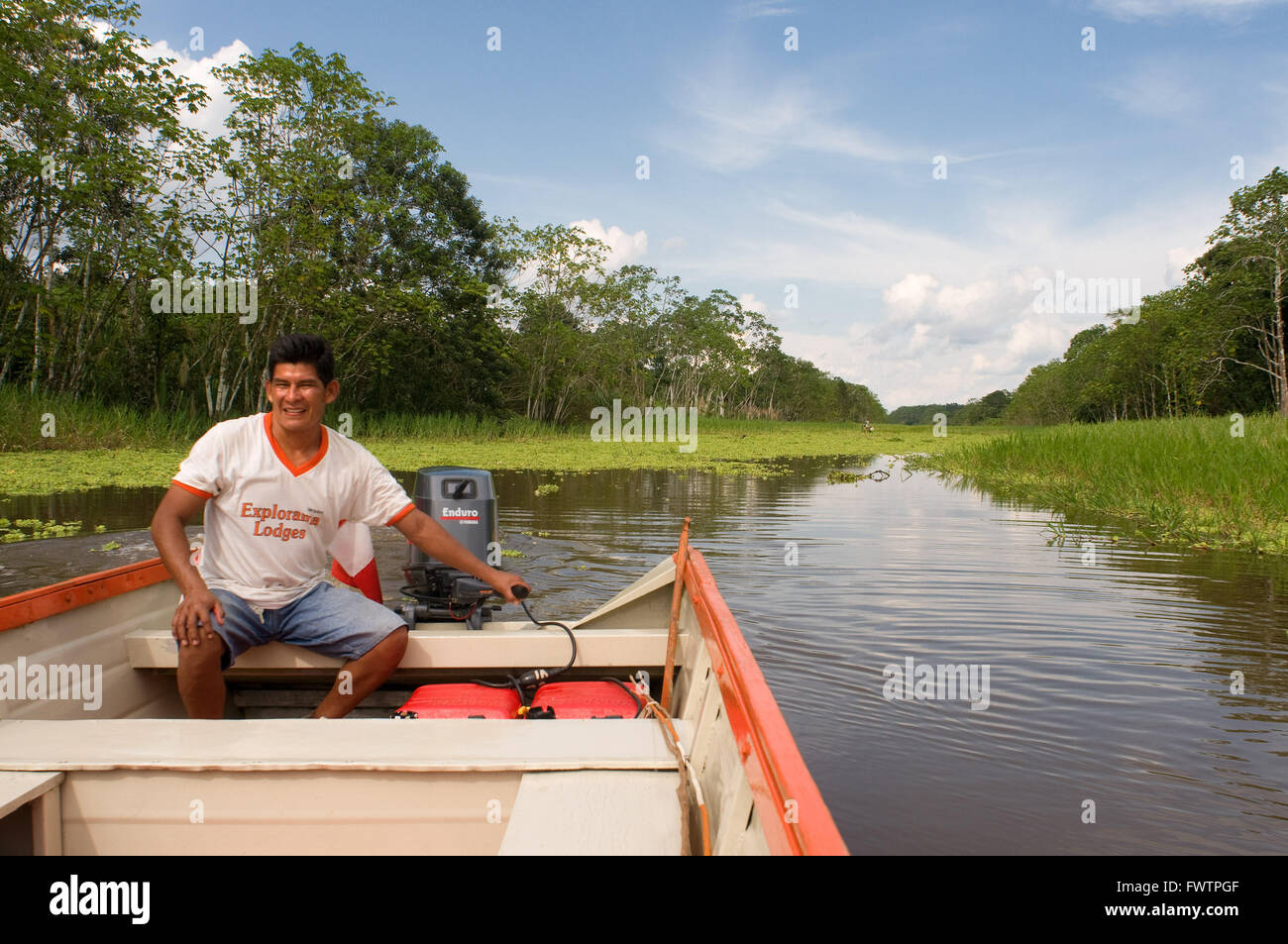 La foresta pluviale amazzonica: spedizione in barca lungo il fiume del Amazon vicino a Iquitos, Loreto, Perù. La navigazione di uno dei suoi affluenti del Rio delle Amazzoni a Iquitos circa quaranta chilometri vicino alla città di Indiana. Foto Stock