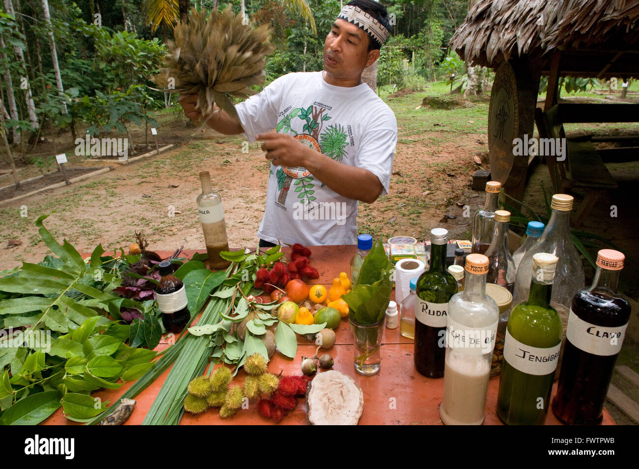 Lo sciamano locale vicino al Explorama Explorama Lodge a circa 80km da Iquitos vicino alla città di Indiana, Iquitos, Loreto, Perù. La lo Foto Stock