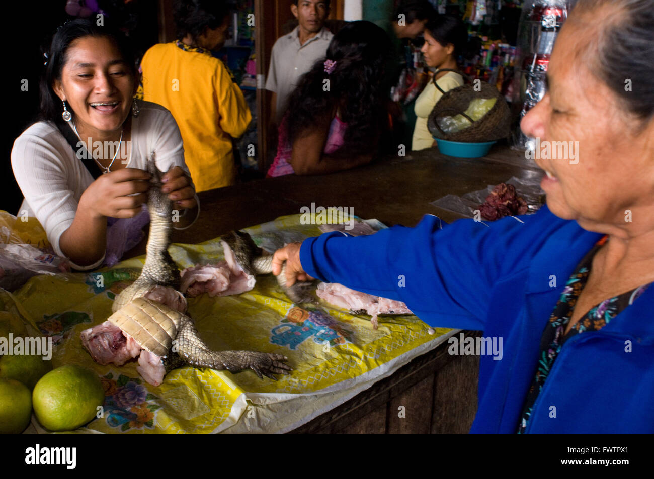 Nella città mercato di Indiana è possibile acquistare alligator o carne di coccodrillo, Iquitos, Loreto, Perù. Foto Stock
