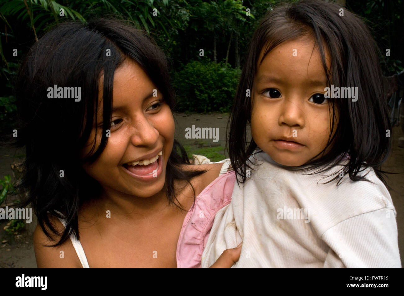 I bambini del villaggio di riverside di Timicuro io sorridente e felice. Iqutios amazzonia peruviana, Loreto, Perù. Foto Stock
