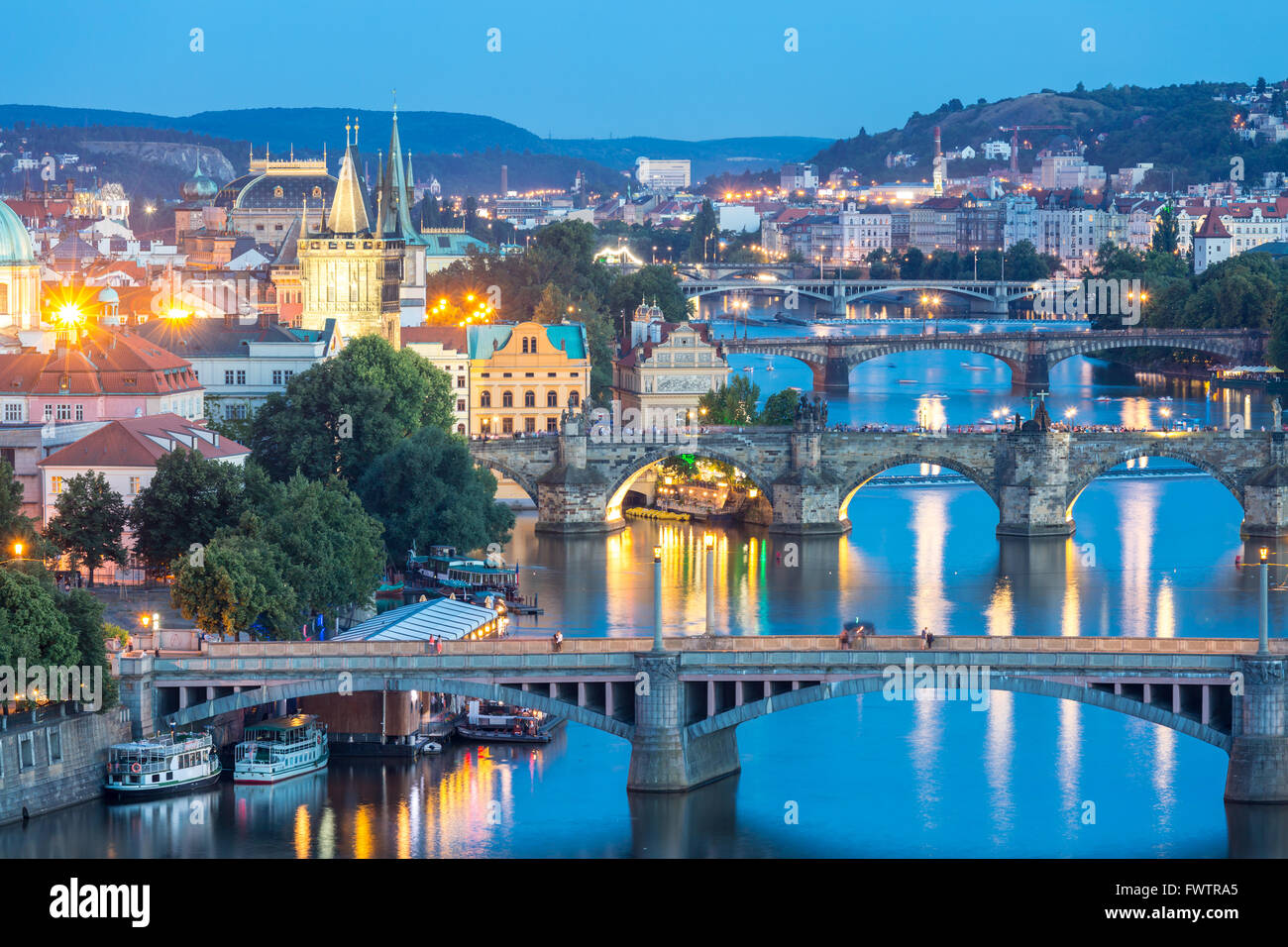 Vista dei ponti sul fiume Vltava, Praga al tramonto, Repubblica Ceca Foto Stock