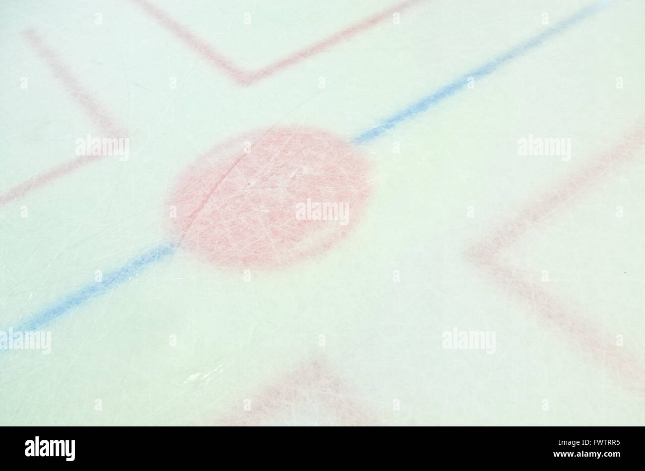 Il cerchio sul ghiaccio della pista da hockey in cui i giocatori Faceoff Foto Stock