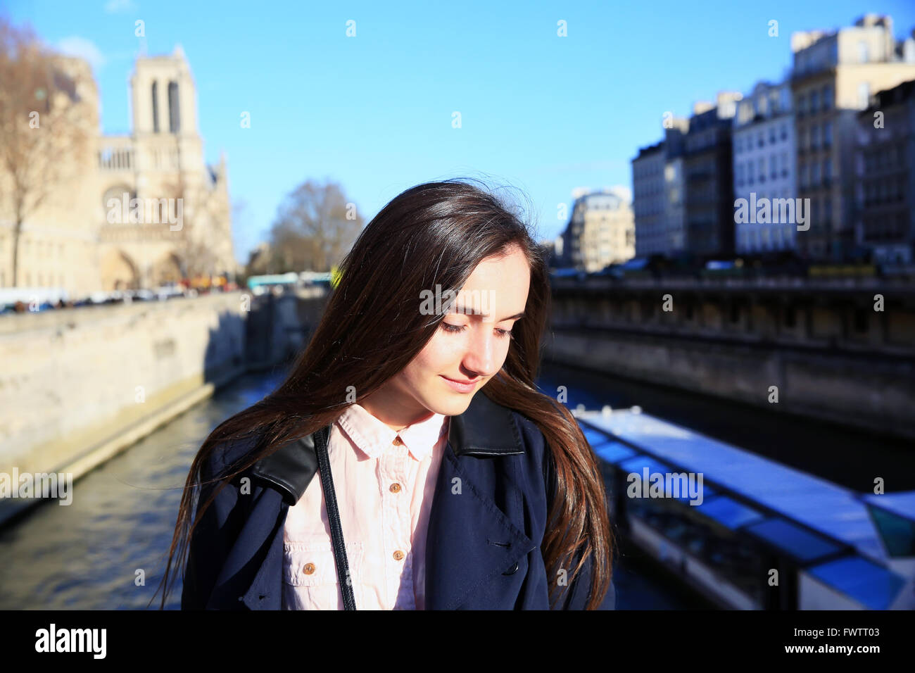 Ritratto di bella ragazza a Parigi, Francia Foto Stock