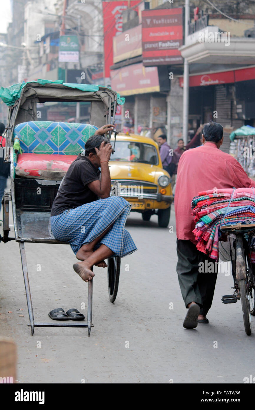 Cycle Rickshaw Pullers nel nuovo mercato, Calcutta, India Foto Stock