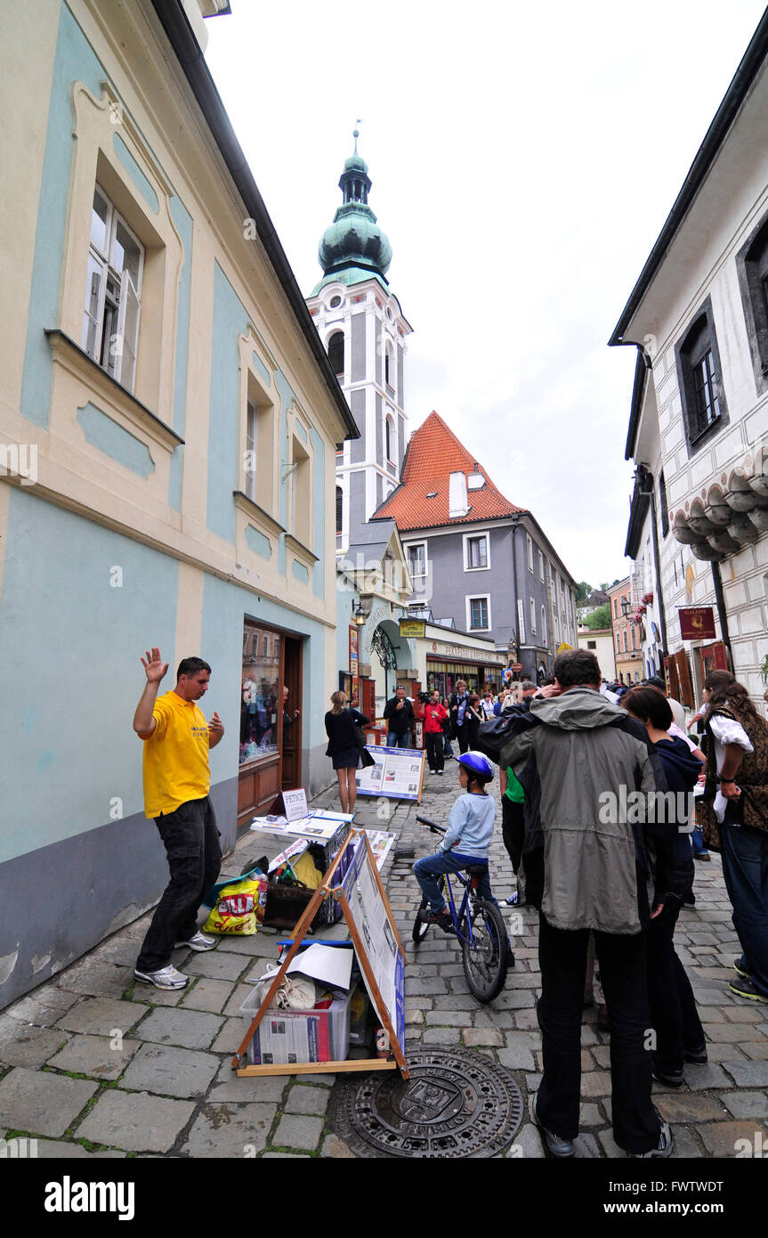 Un esecutore di strada eseguendo nel centro storico di Cesky Krumlov. Foto Stock