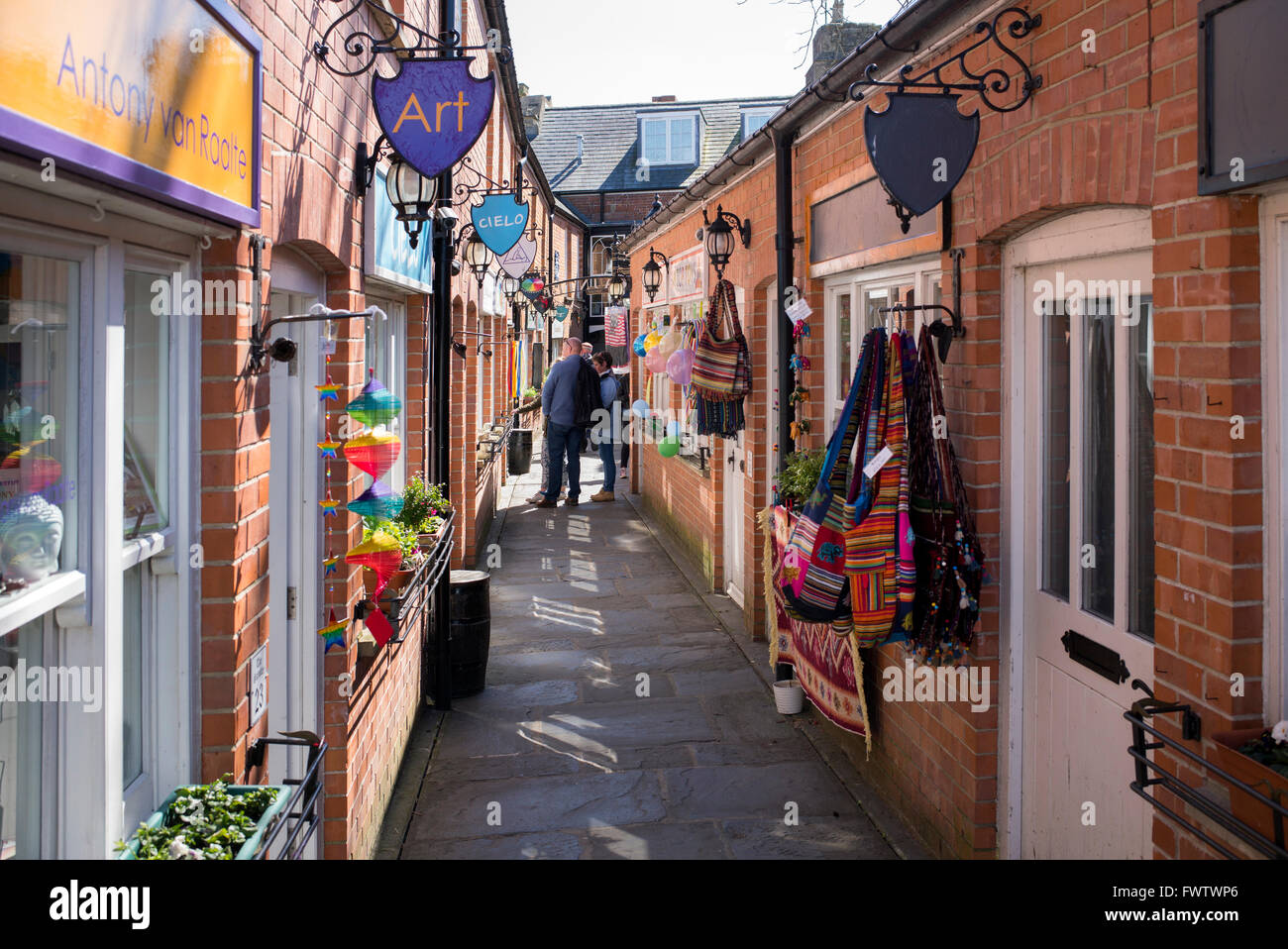 Il guanto di sfida in strada di Glastonbury, Somerset, Inghilterra Foto Stock