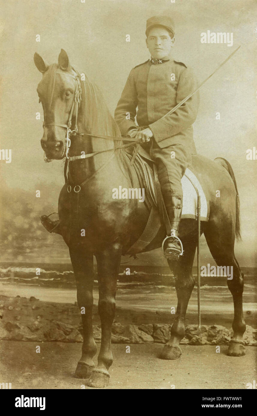 Ritratto di un militare sul cavallo finto, Italia Foto Stock