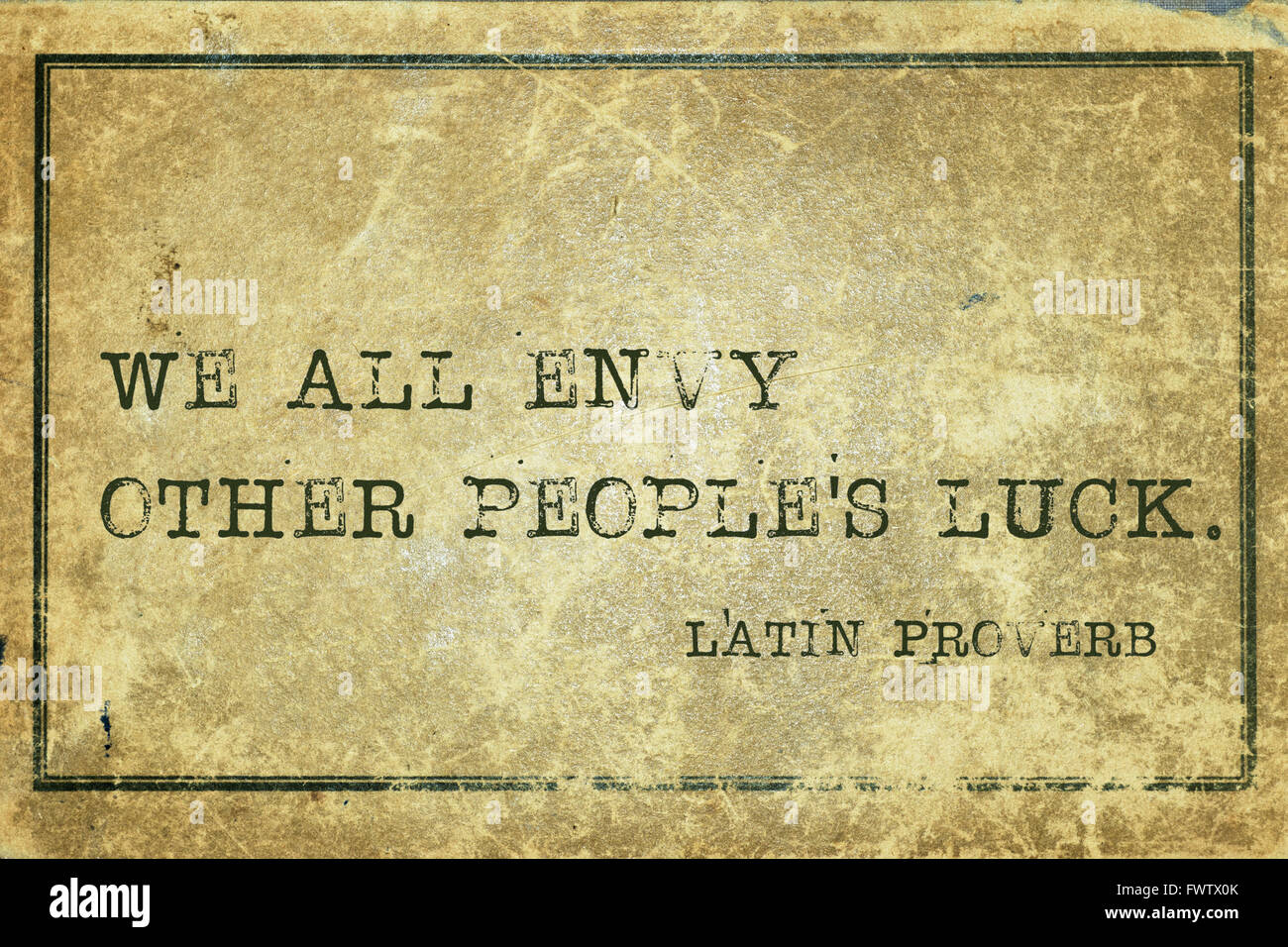 Tutti noi invidia altrui fortuna - antico proverbio latino stampato su grunge cartone vintage Foto Stock