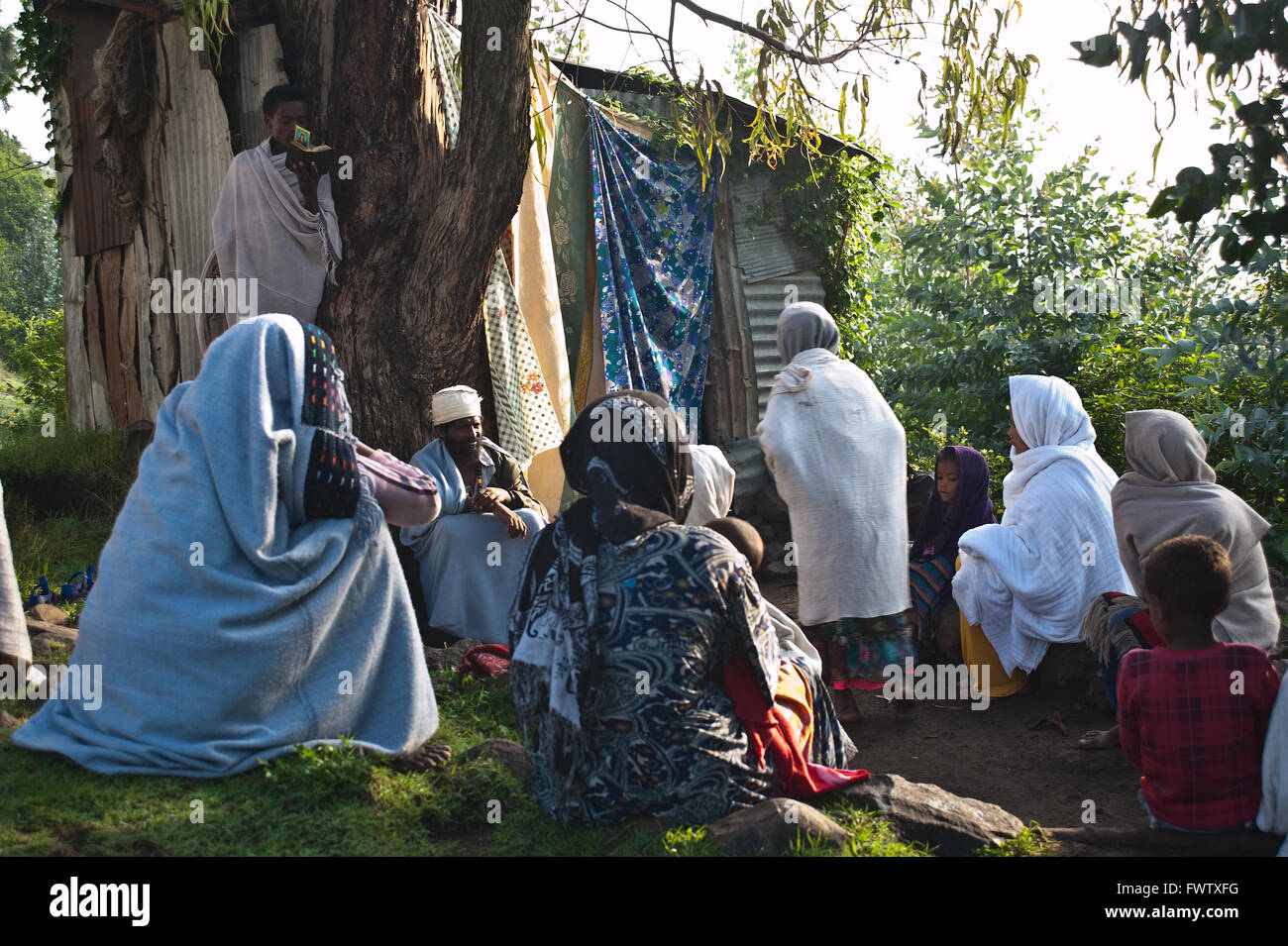 I pazienti aventi problemi attendono il loro turno per sbarazzarsi degli spiriti malvagi credono sono responsabili dei loro problemi. Foto Stock I pazienti aventi problemi attendono il loro turno per sbarazzarsi degli spiriti malvagi credono sono responsabili dei loro problemi. Foto Stock