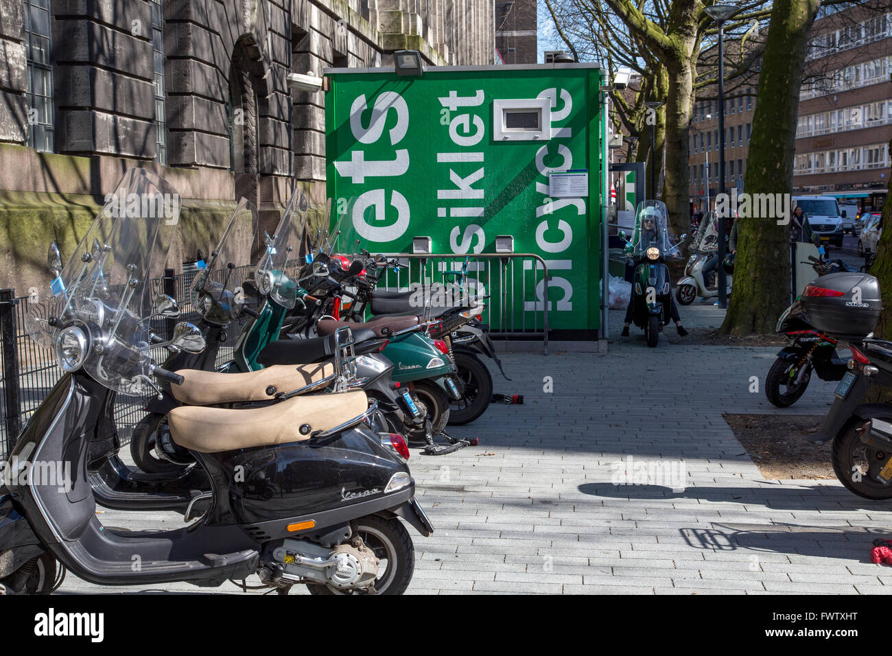 Pubblico bike park, garage custodito Parcheggio scooter, il centro città di Rotterdam, Paesi Bassi, Foto Stock