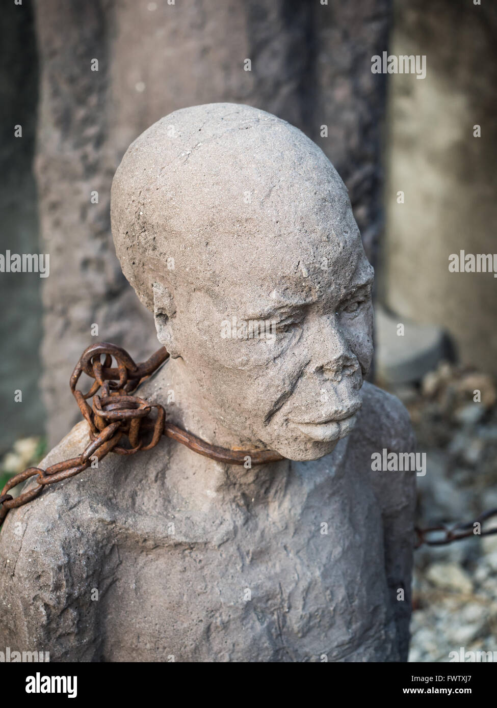Scultura di schiavi dedicata alle vittime della schiavitù in Stone Town di Zanzibar, collocato vicino al vecchio mercato di schiavi. Foto Stock