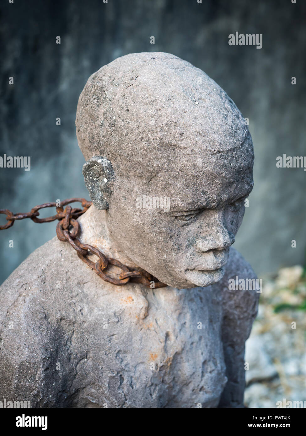 Scultura di schiavi dedicata alle vittime della schiavitù in Stone Town di Zanzibar, collocato vicino al vecchio mercato di schiavi. Foto Stock