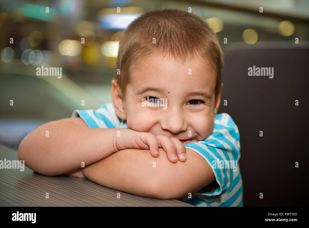 Ritratto di un bellissimo bambino sorridente Foto Stock