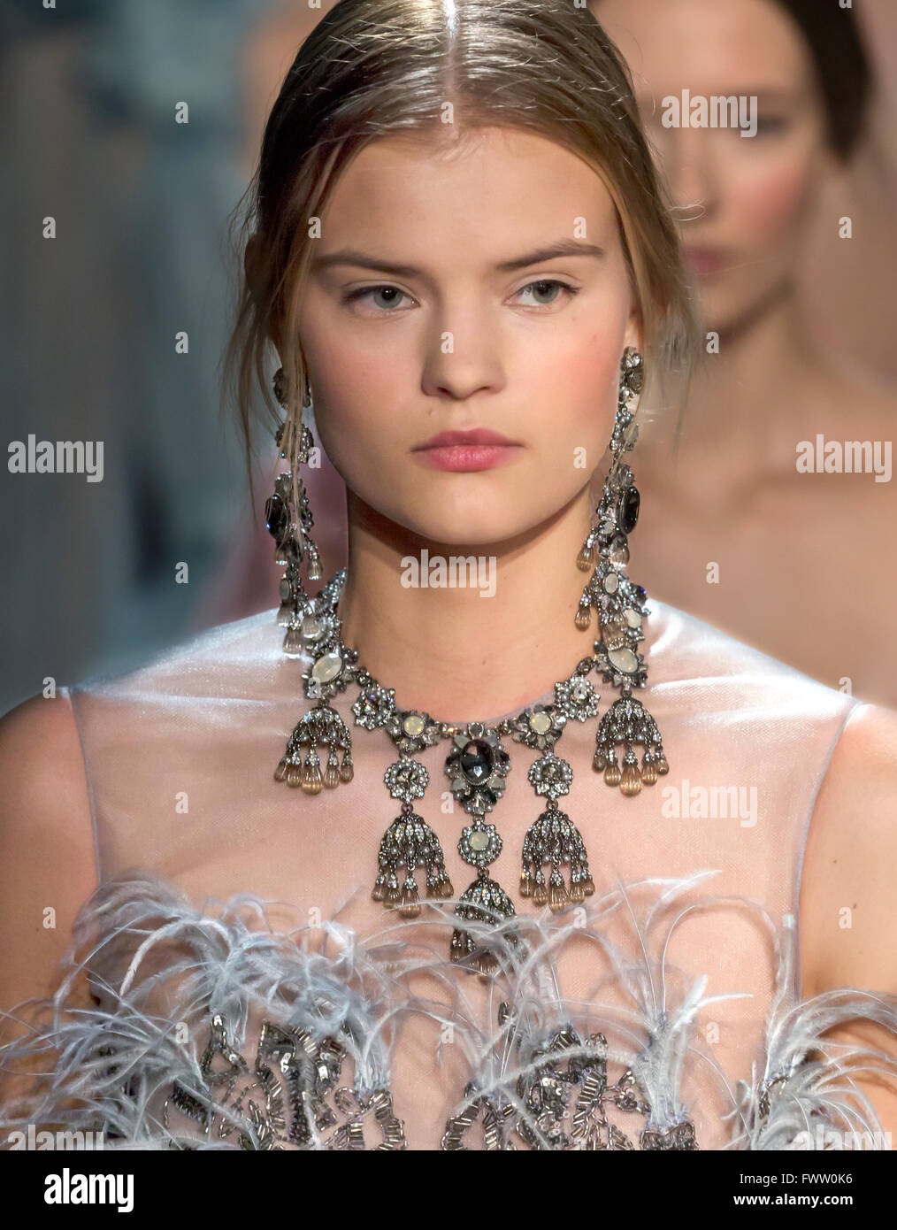 La città di New York, Stati Uniti d'America - 17 Febbraio 2016: Kate Grigorieva passeggiate pista alla marchesa visualizza durante la NYFW F/W 2016 Foto Stock