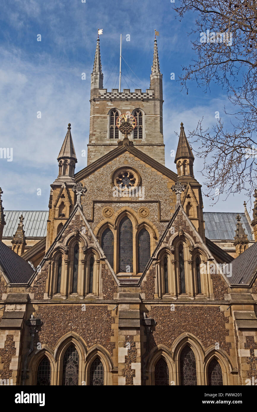 London Southwark una vista della Cattedrale di Southwark da Borough High Street Foto Stock