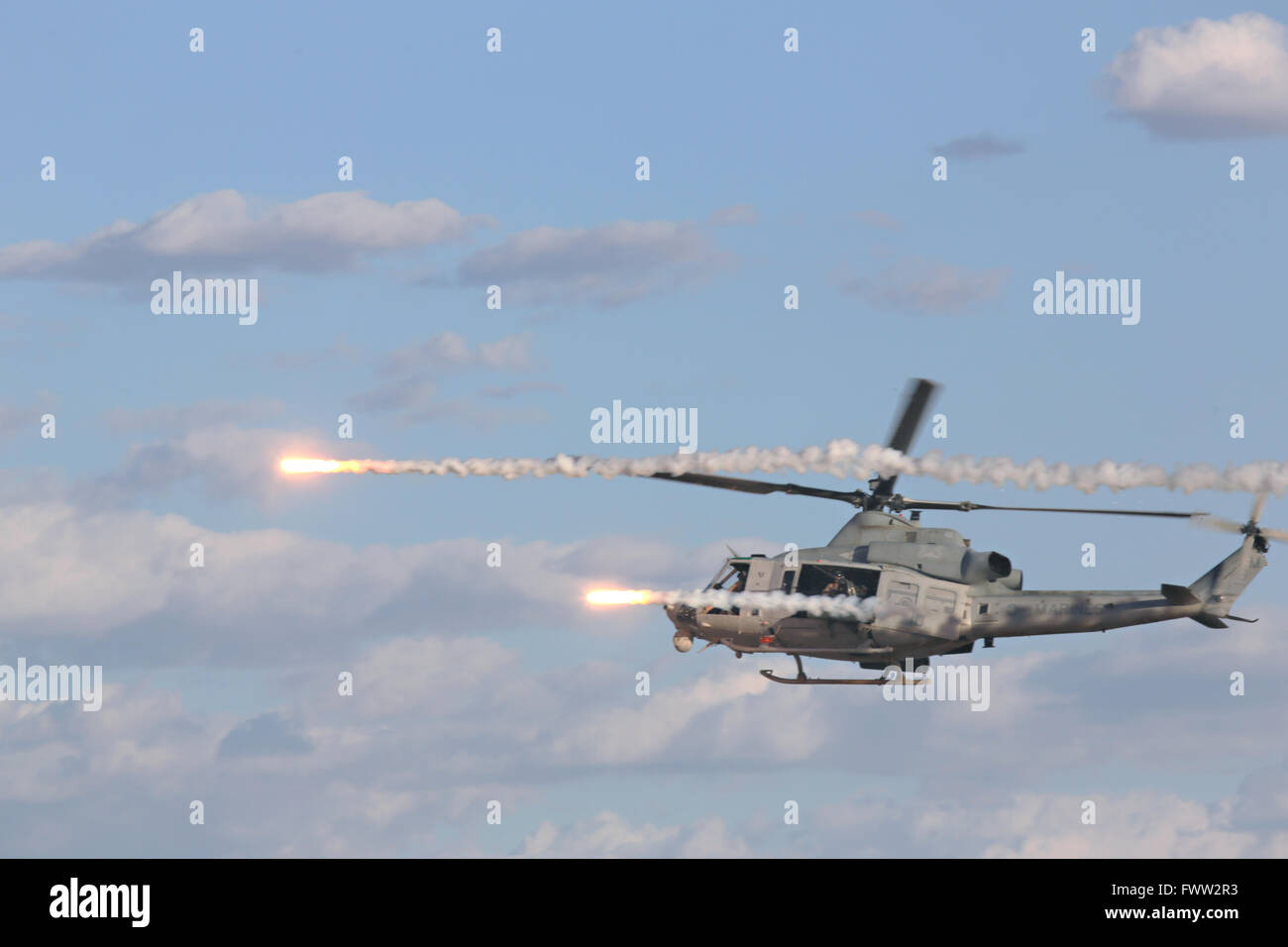 Un U.S. Marine Corps UH-1Y Venom elicottero spara razzi durante un agglomerato urbano vicino aria esercizio di supporto a livello urbano complesso bersaglio Yodaville villaggio formazione Aprile 1, 2016 vicino a Yuma, Arizona. Foto Stock