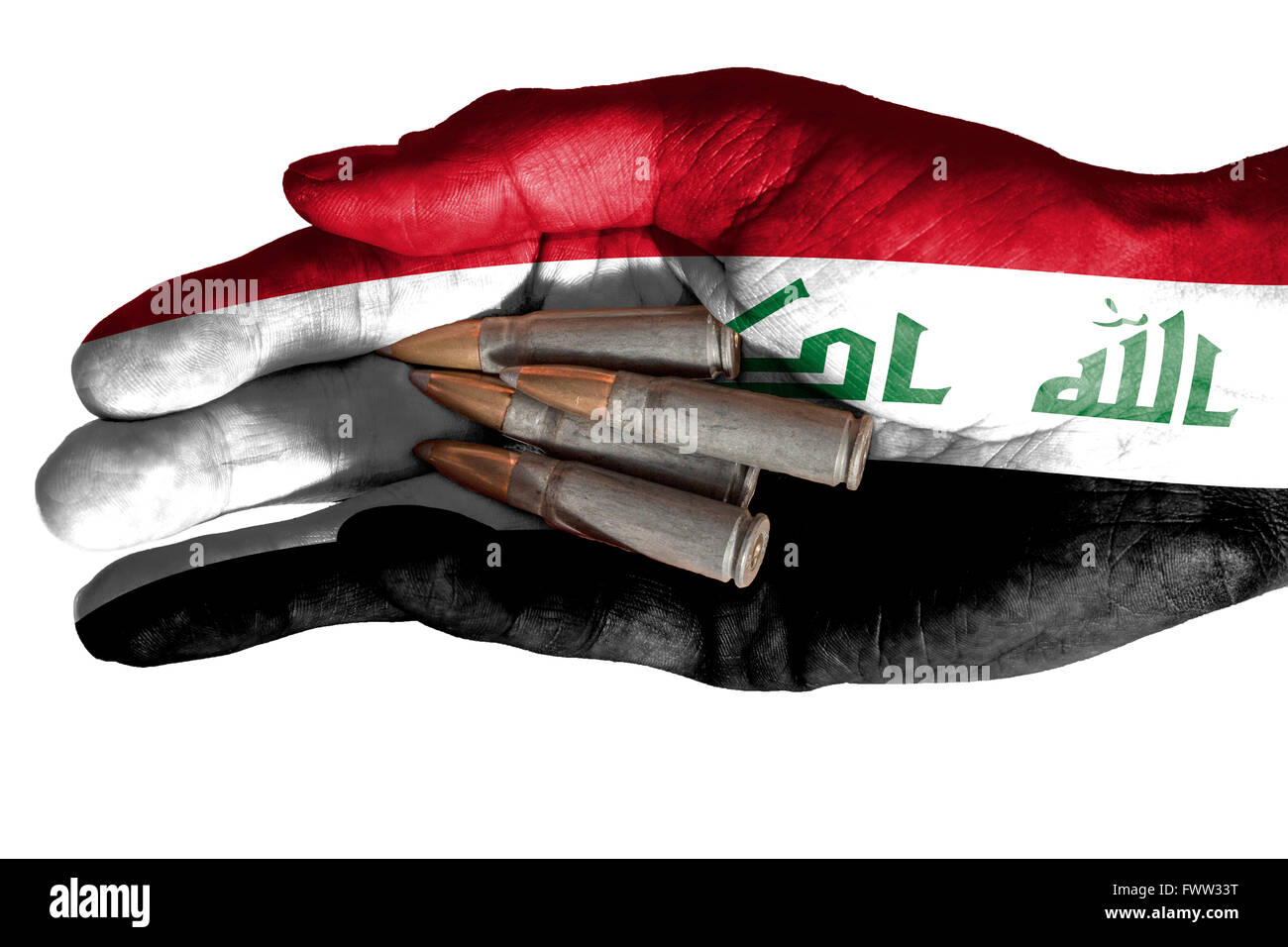 Bandiera della Siria sovrapposta la mano di un uomo adulto regge quattro proiettili. Immagine concettuale per la guerra, la violenza, conflitti. Immagine isola Foto Stock