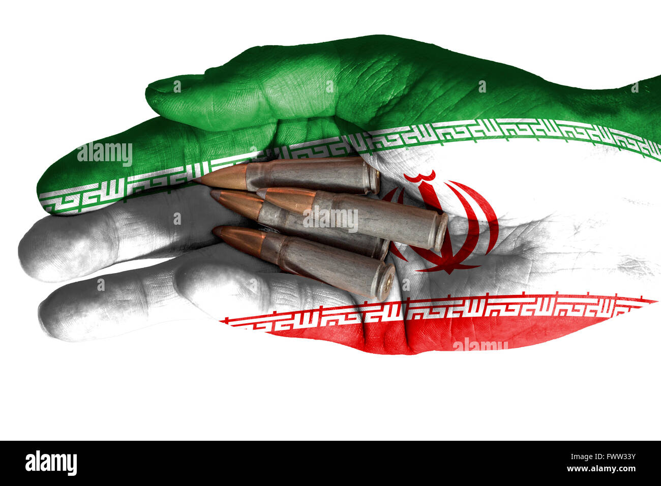 Bandiera dell'Iran sovrapposta la mano di un uomo adulto regge quattro proiettili. Immagine concettuale per la guerra, la violenza, conflitti. Isolat di immagine Foto Stock