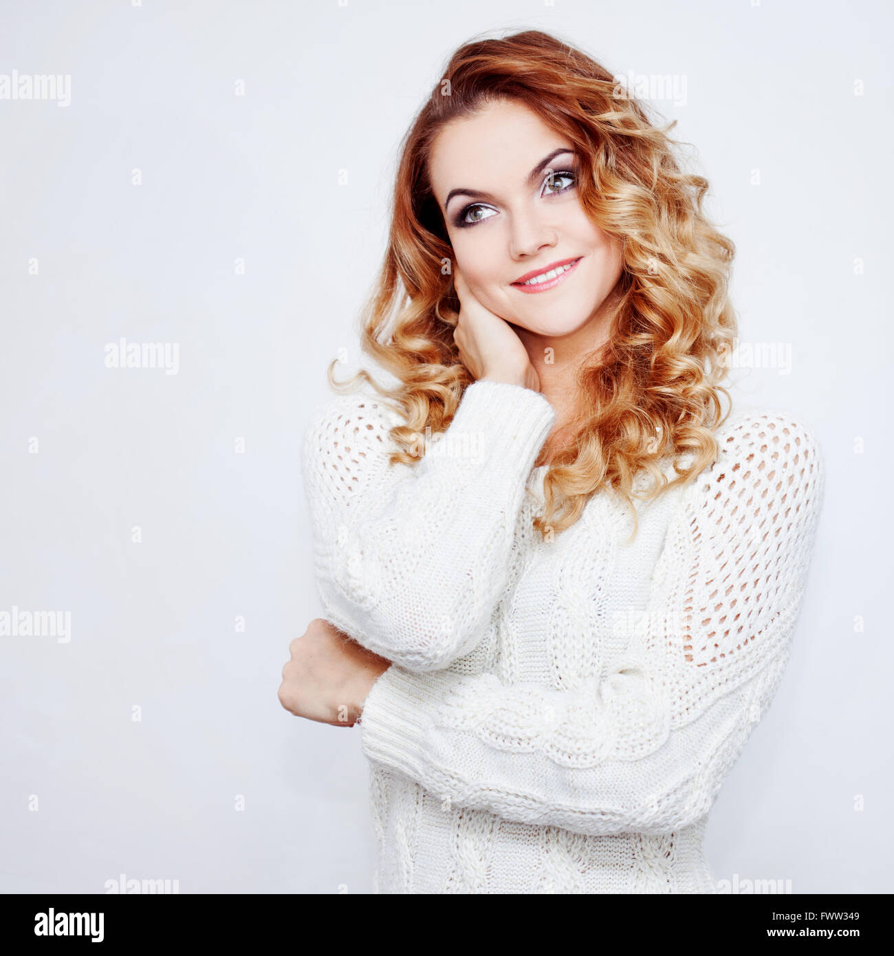 La donna in un maglione pesante, ritratto su sfondo bianco, posto per il testo Foto Stock