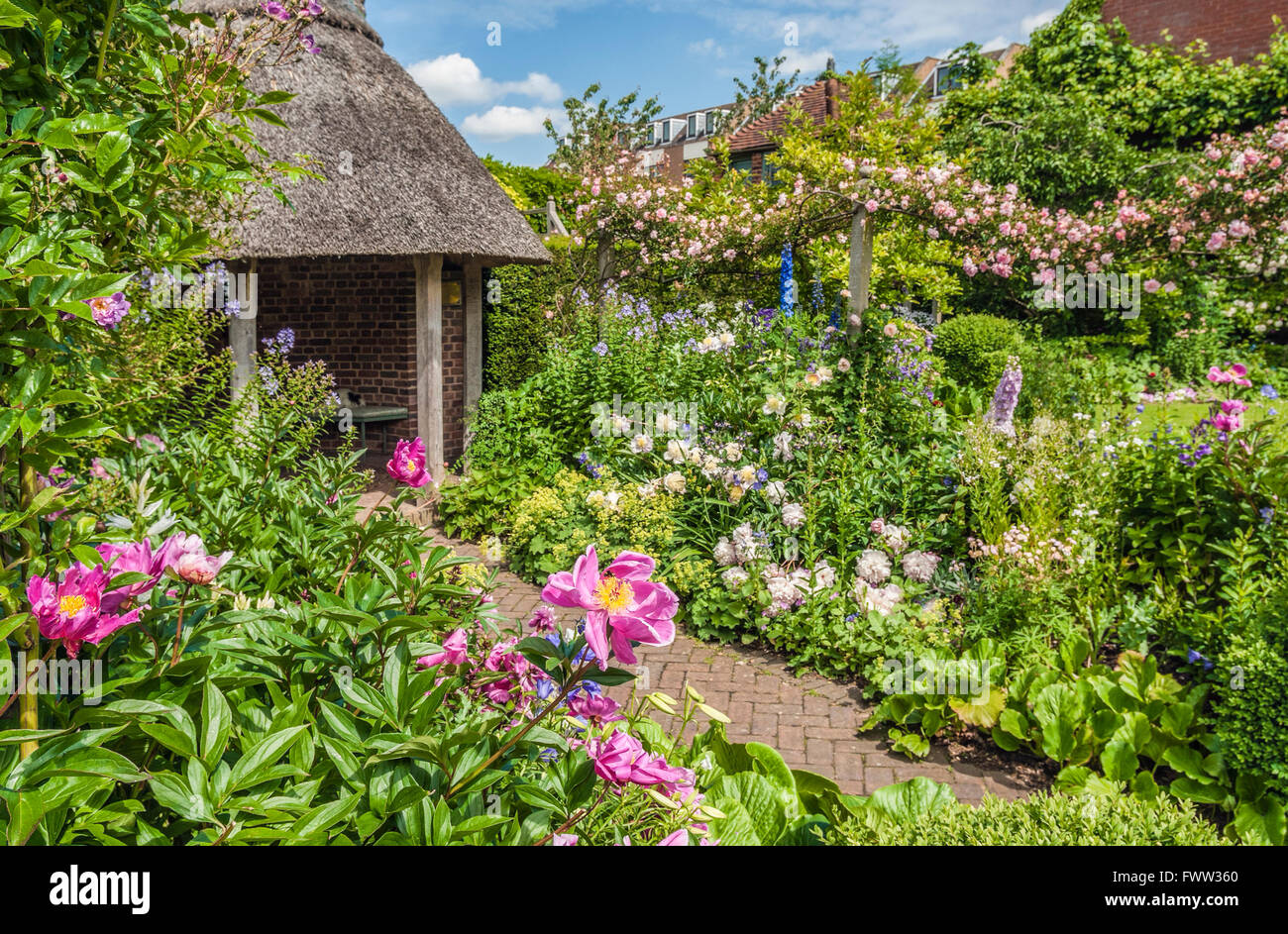 Master's Garden all'interno del Lord Leycester Hospital di Warwick, Warwickshire, Inghilterra Foto Stock