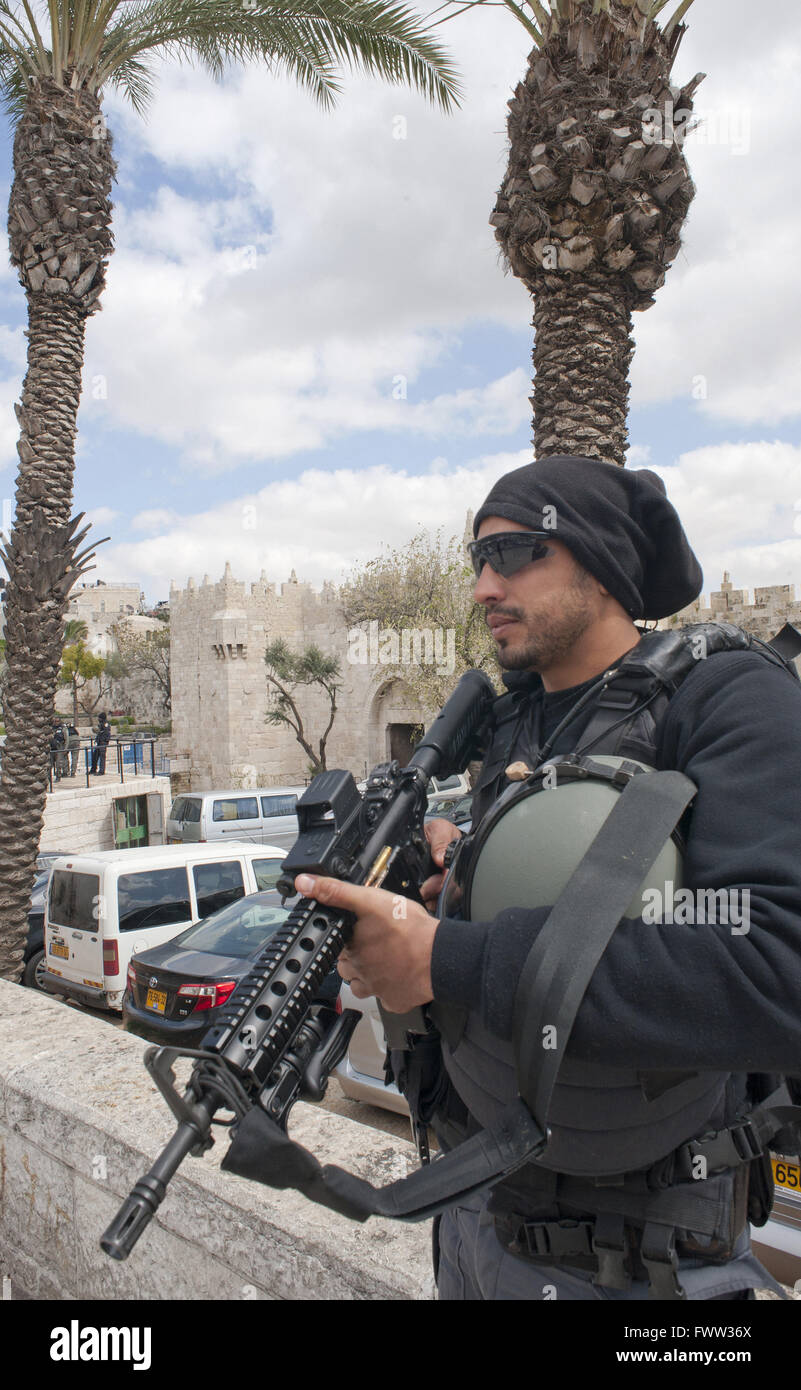 Gerusalemme, Israele, 29 marzo 2016. Un confine israeliano funzionario di polizia nella lotta al terrorismo a dovere la città vecchia di Damasco Gate Foto Stock