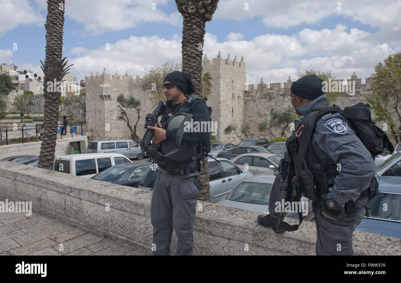 Gerusalemme, Israele, 29 marzo 2016. Frontiera israeliana pattuglia di polizia la zona al di fuori della porta di Damasco della Città Vecchia. Più di 3,5 Foto Stock