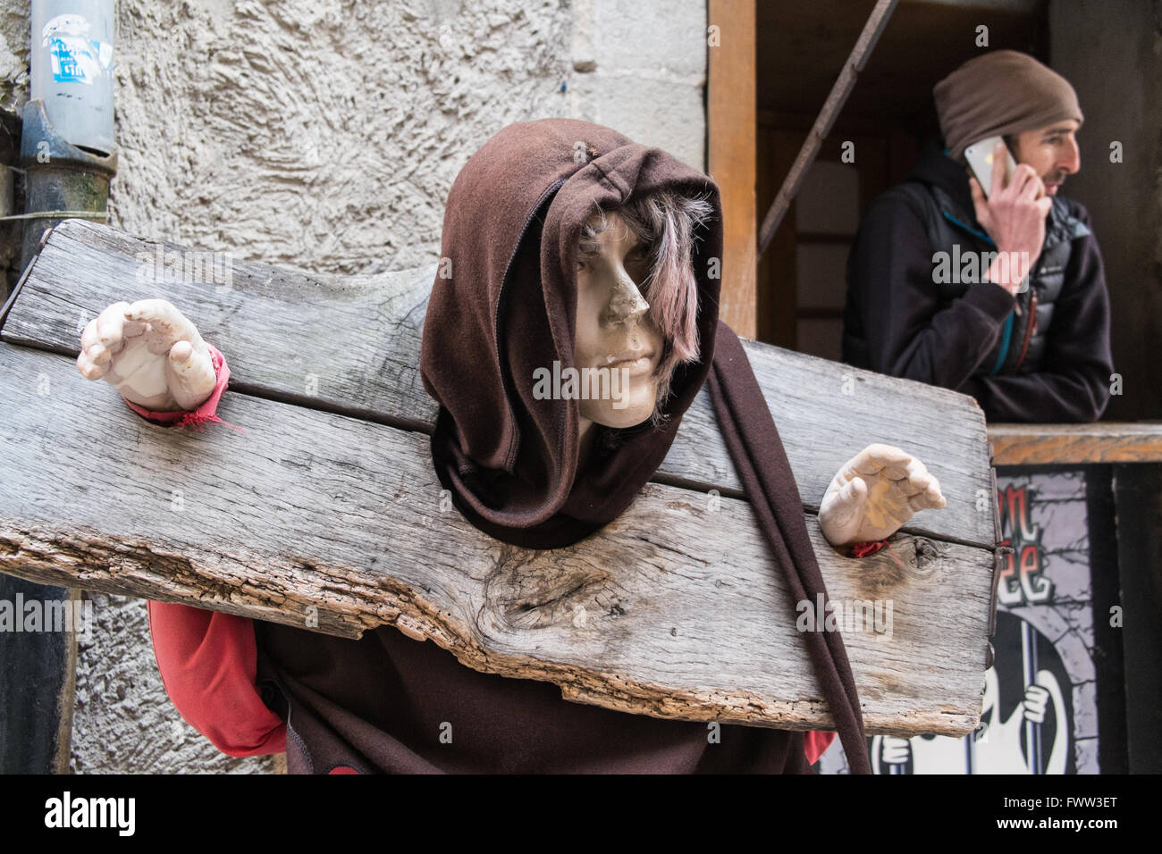 Esterno del Museo della Tortura con l'uomo,manichino in scorte all'interno di città fortificata di Carcassonne,Aude,a sud della Francia,Francia,l'Europa. Foto Stock
