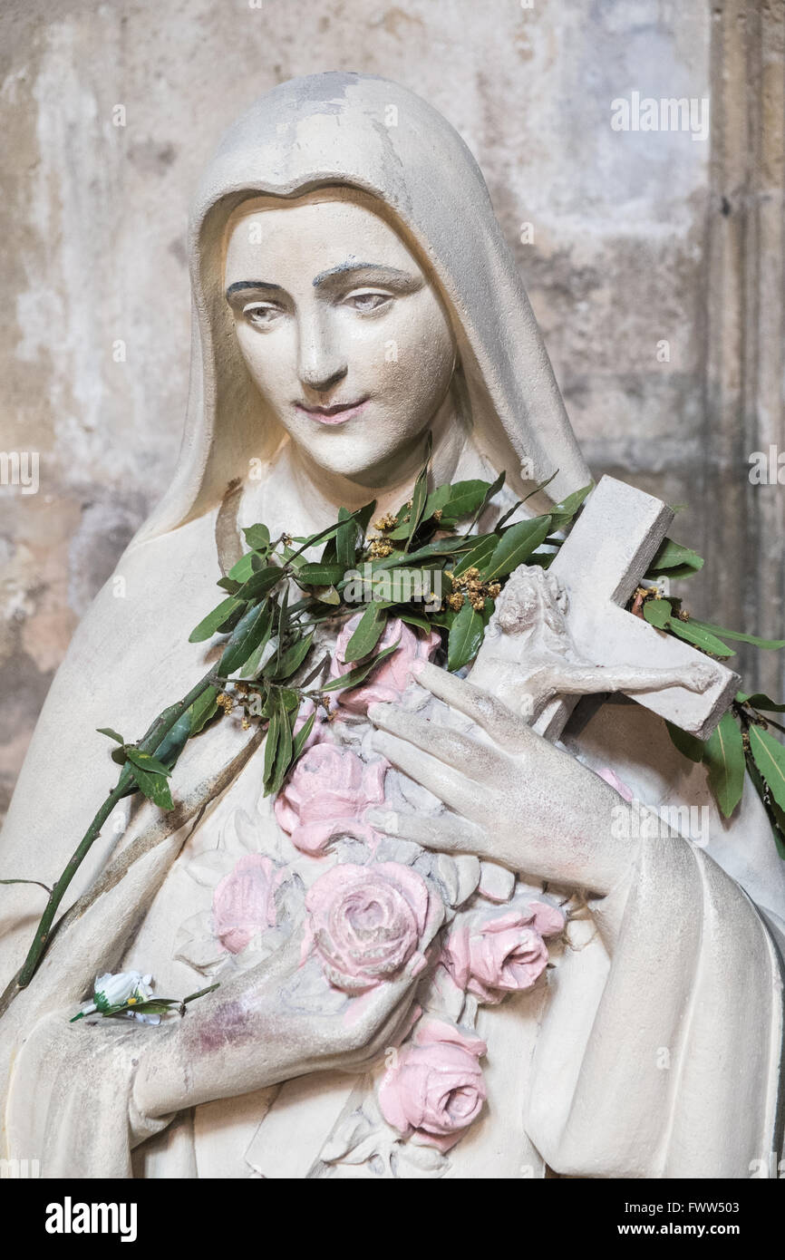 Statua in cappella,Chapelle Saint Teresa entro la Cattedrale di San Giusto e San Pasteur, Narbonne,Aude,a sud della Francia,Francia,l'Europa. Foto Stock