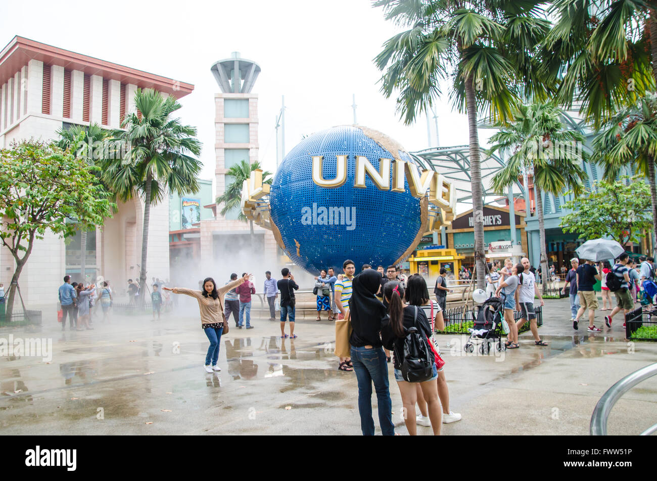 Singapore ,Aprile 2 -2016 unidentical tourist scattare foto di fronte agli Universal Studios di Singapore aprile 2 , 2016 Foto Stock